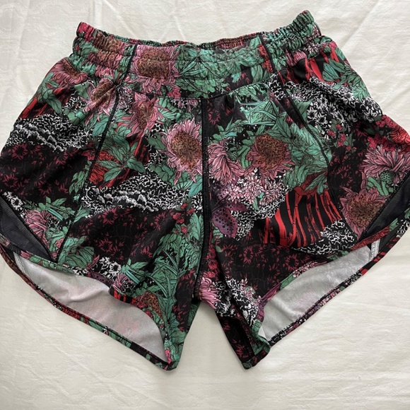 Lululemon Shorts Women' 4 Tall Red Green Floral Hotty Hot Running Gym Lined Shor - Picture 2 of 4